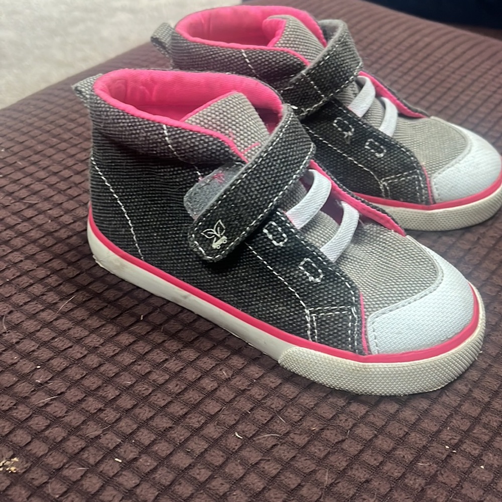 Like new see Kai run shoes
